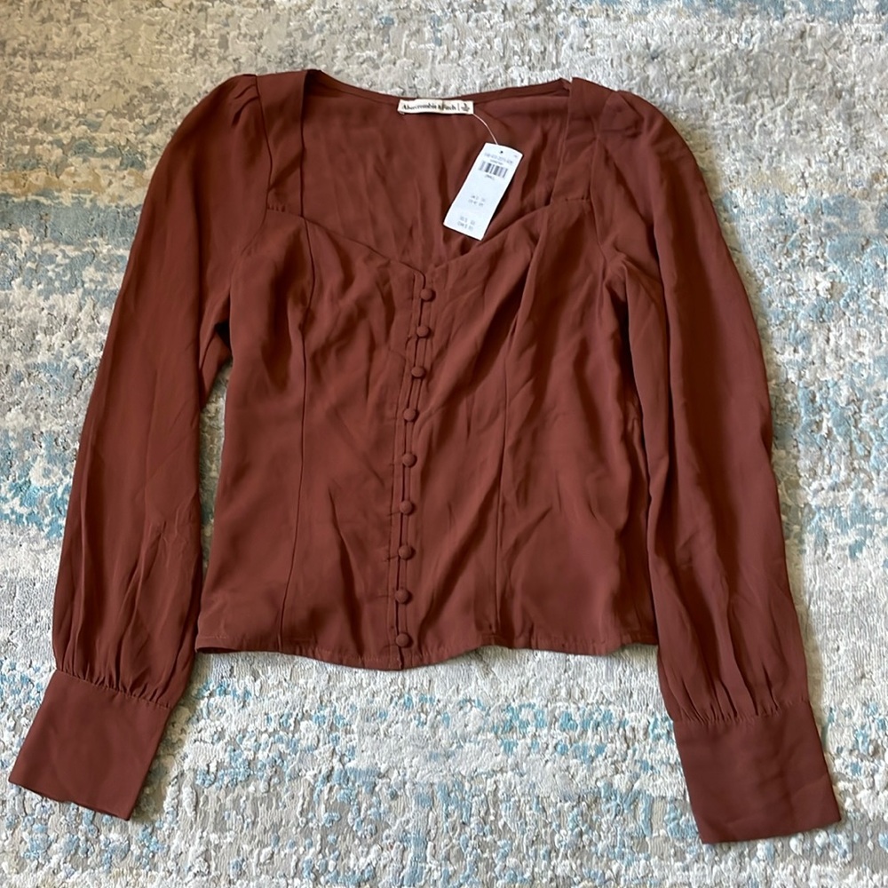 NWT Long-Sleeve Button-Through V-Neck Top
Color: paprika red Size Small